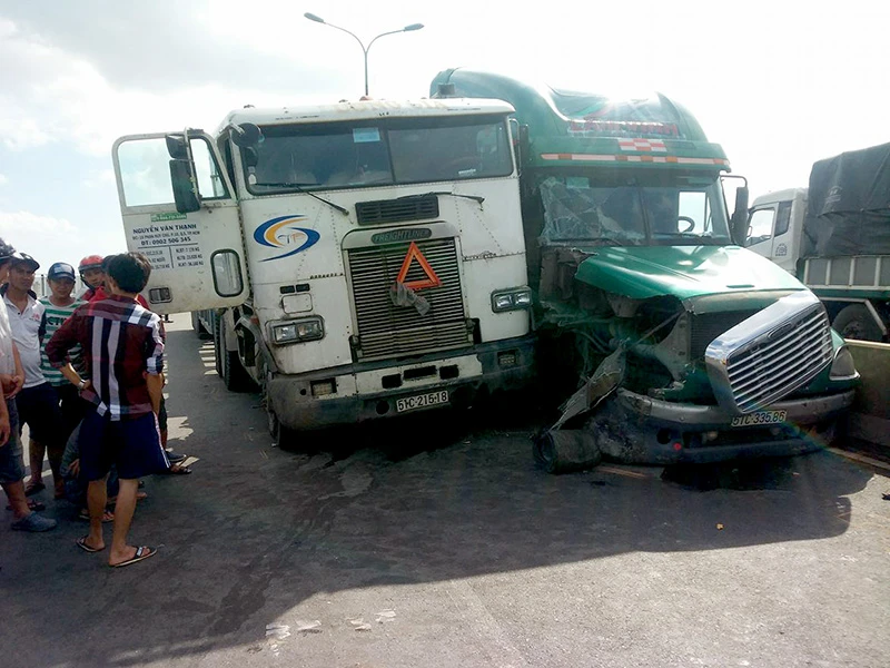 Cả hai phương tiện chắn hết làn đường trên cầu Phú Mỹ 